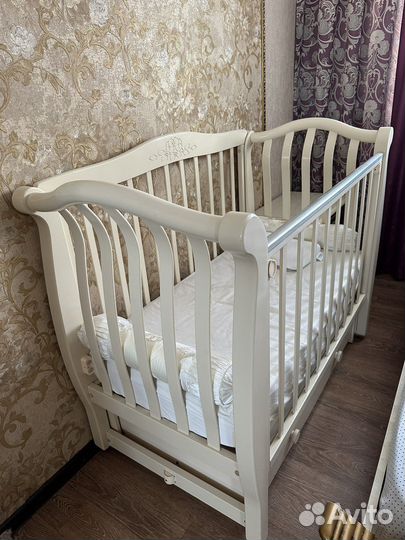 Детская кроватка с маятником