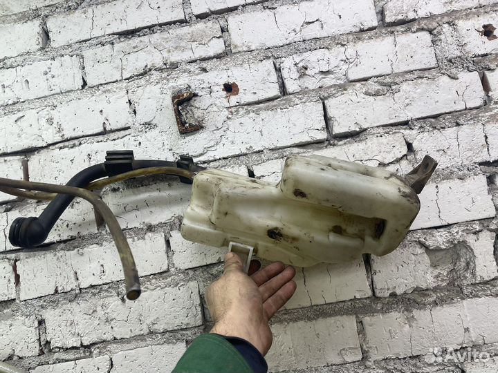 Бачек омывателя задний BMW E30 туринг,универсал