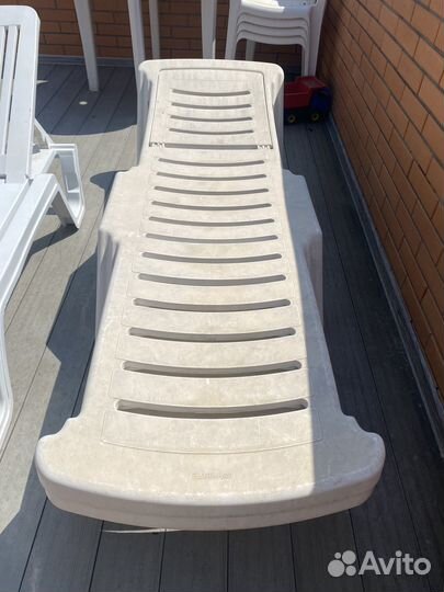 Шезлонг пляжный пластик