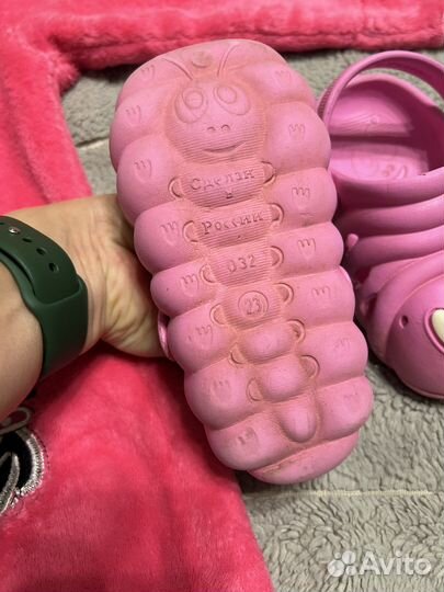 Халат р. 92/98 и резиновые тапочки 23р