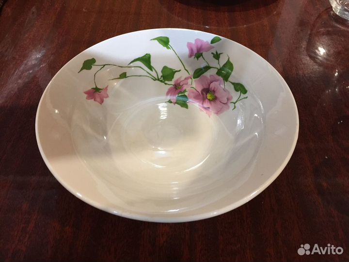 Тарелки, чайные пары, стаканчики, стопки, ножи