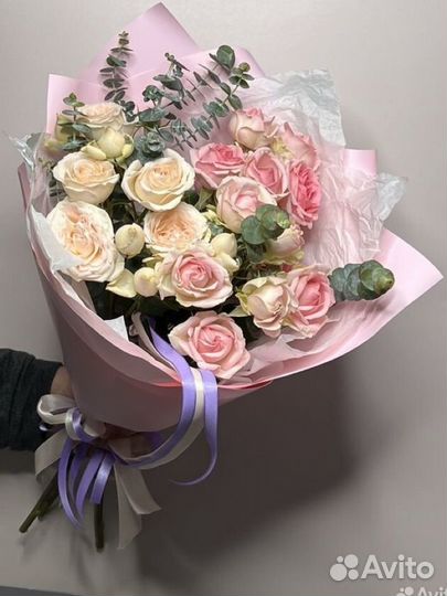 Букет из кустовой розы с эвкалиптом