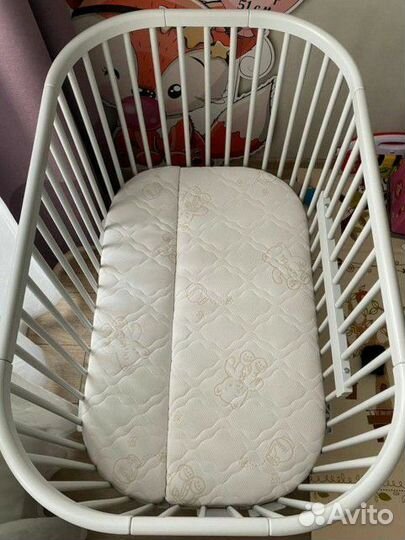 Детская кроватка с маятником