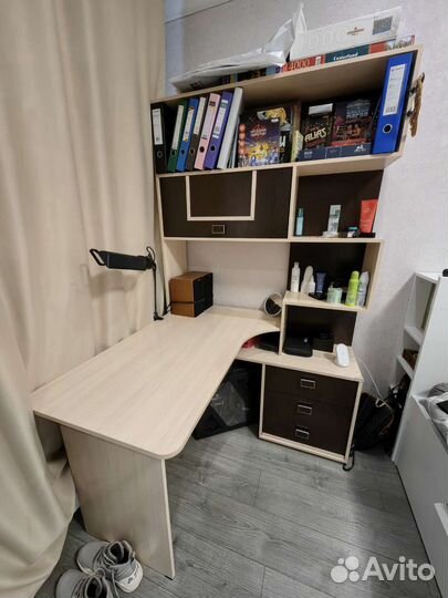 Угловой письменный стол с полками