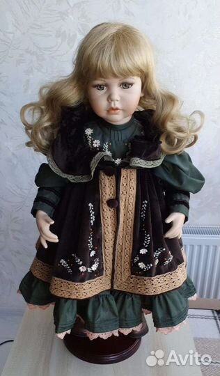Коллекционная кукла на подставке