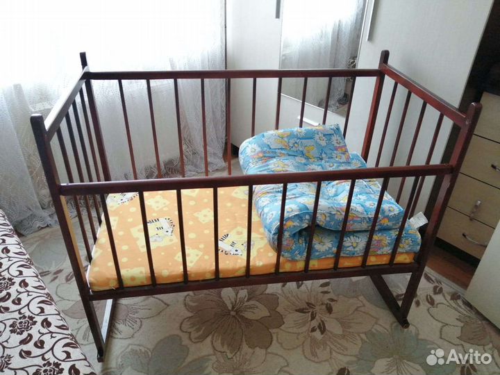 Детская кроватка с двумя матрасами