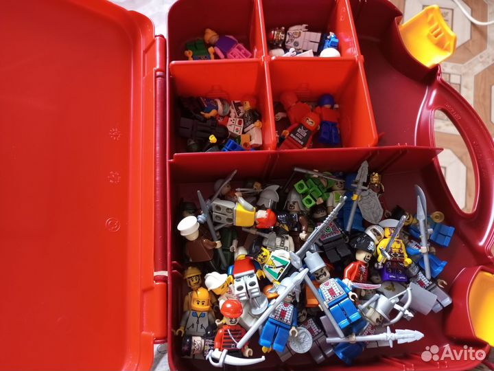 Фигурки из конструкторов (не Лего) в кейсе