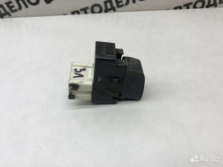 Кнопка стеклоподъемника з/л Nissan Maxima A33 2000