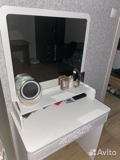 Туалетный столик с зеркалом