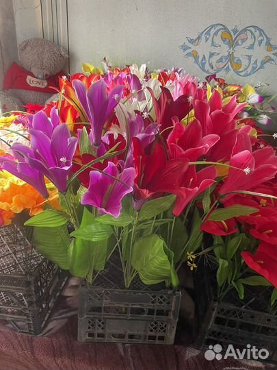 Искусственные цветы на кладбище