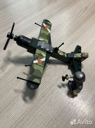 Собранное Lego военный самолёт