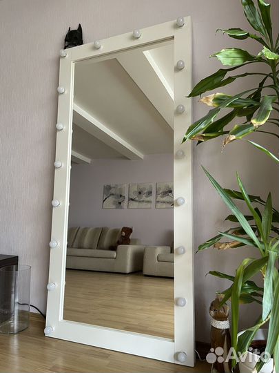 Гримерное зеркало с лампочками