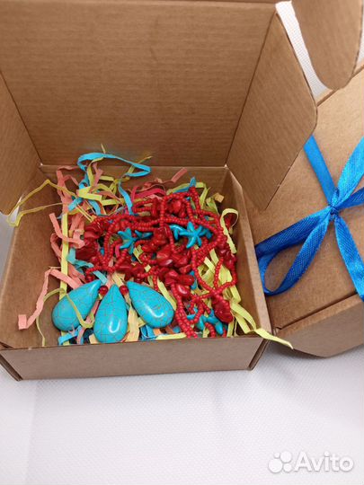 Длинное колье из коралла и говлита