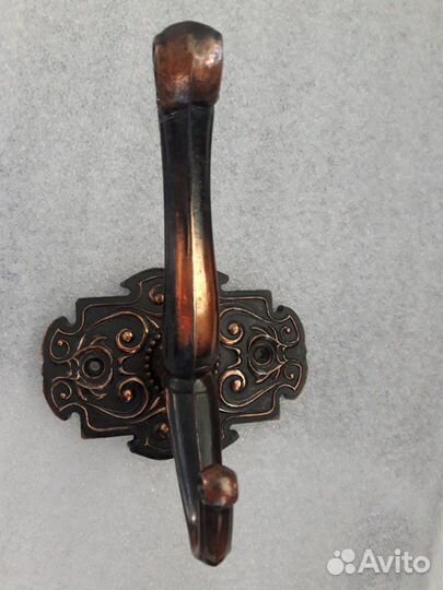 Металлические крючки для прихожей