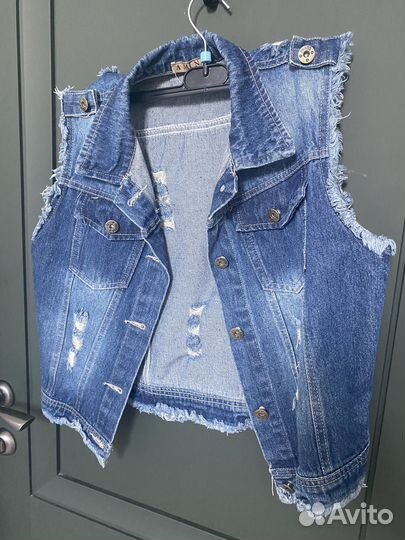 Джинсовая жилетка женская