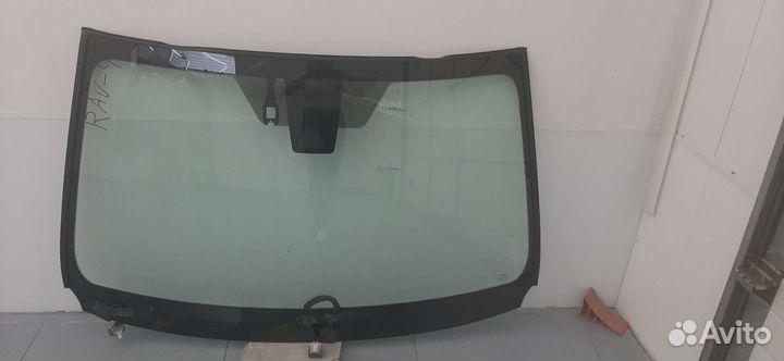Лобовое стекло на Toyota Rav 4