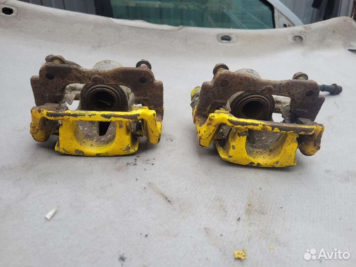 Задний суппорт Toyota avensis t25