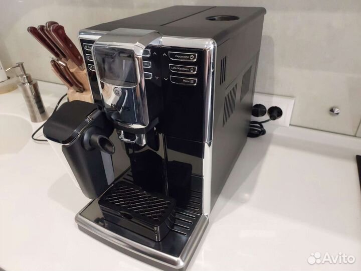 Кофемашина Philips LatteGo EP5030