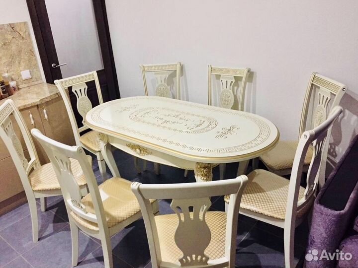 Красивый комплект стол и стулья