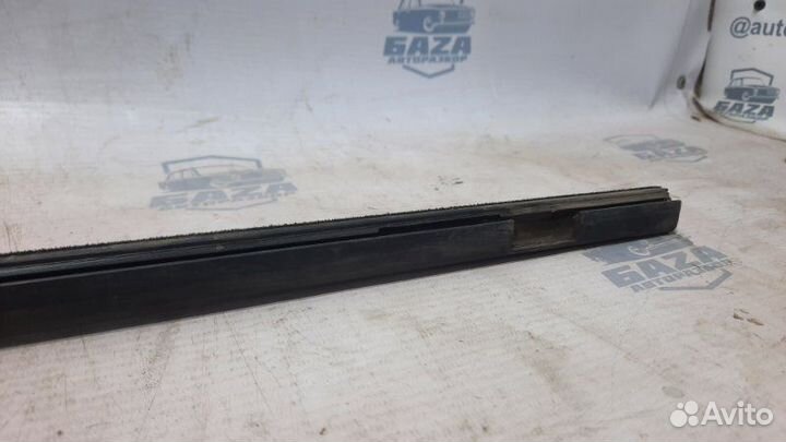 Уплотнитель стекла двери передний левый Toyota