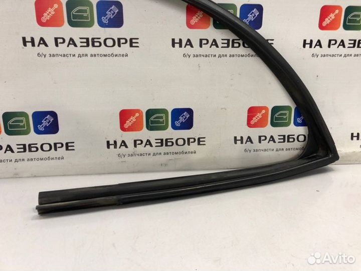 Уплотнительная резинка стекла двери передняя левая