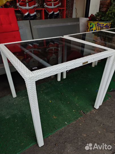 Стол из ротанга