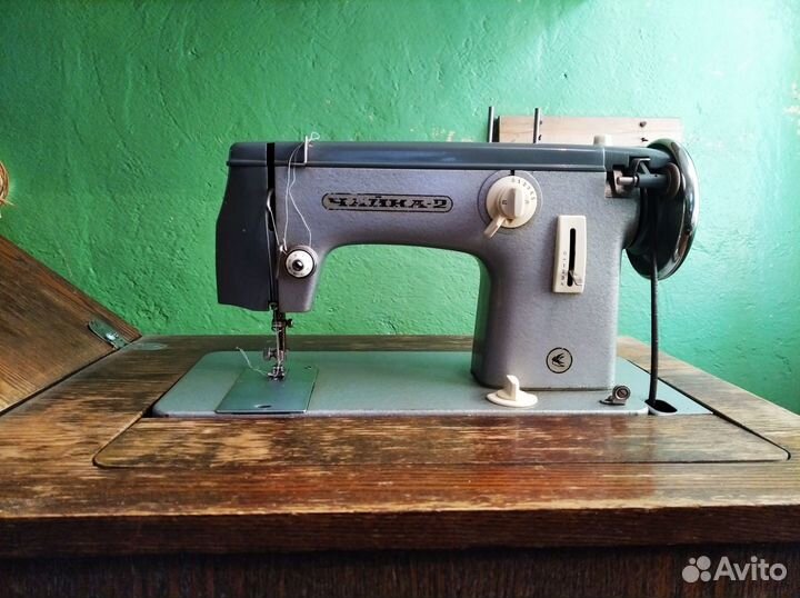 Продам швейную машинку Чайка-2 с тумбой