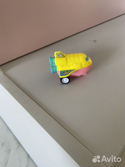 Игрушечный самолет
