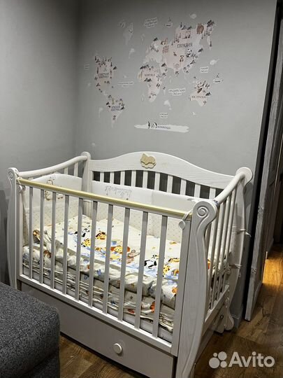 Детская кроватка с маятникоми и комод»