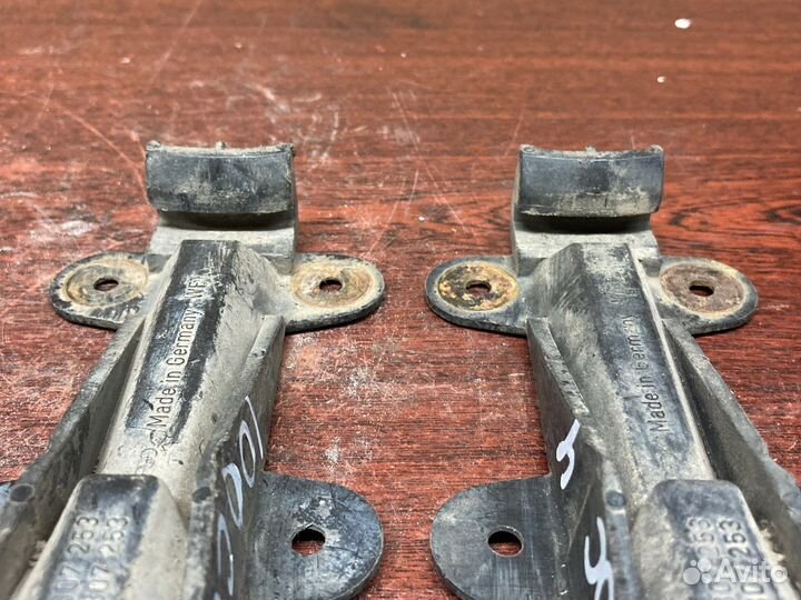 Направляющие бампера ауди 100 с4