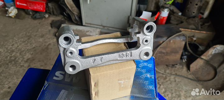 Pajero 2 скоба суппорта задняя