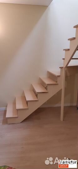 Установка широкой лестницы из сосны