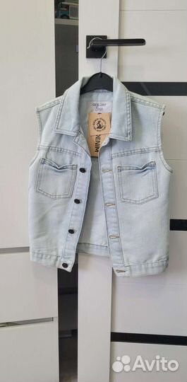 Новая джинсовая жилетка на мальчика 122+
