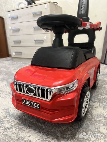 Машинка каталка с родительской ручкой