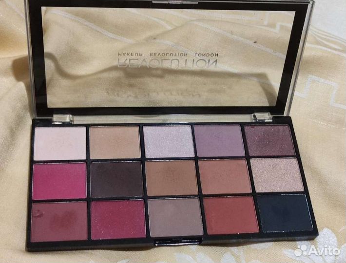 Палетки теней Revolution makeup
