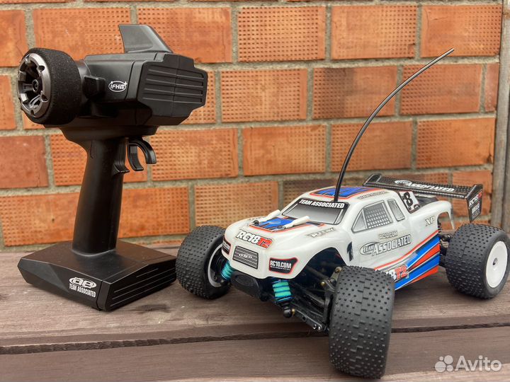 Радиоуправляемый трагги Team Associated RC18T2
