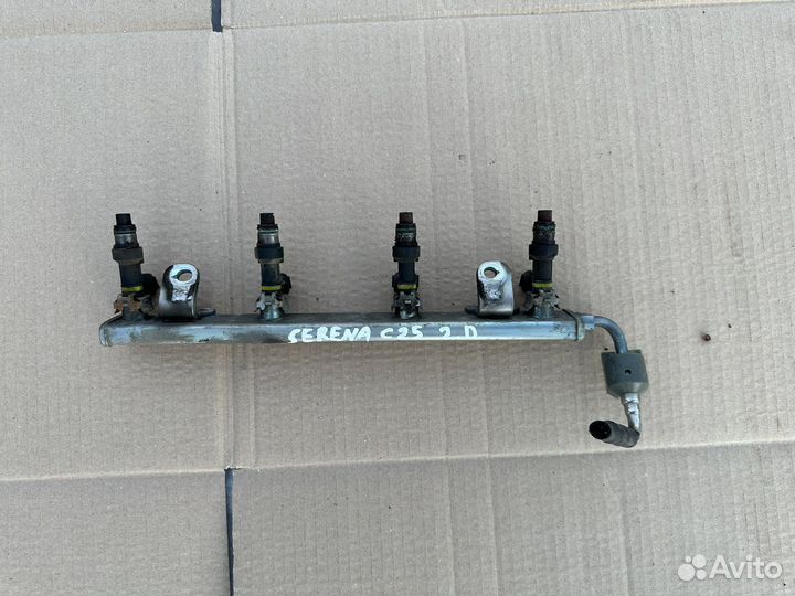 Топливная рампа с форсунками Nissan Serena C25