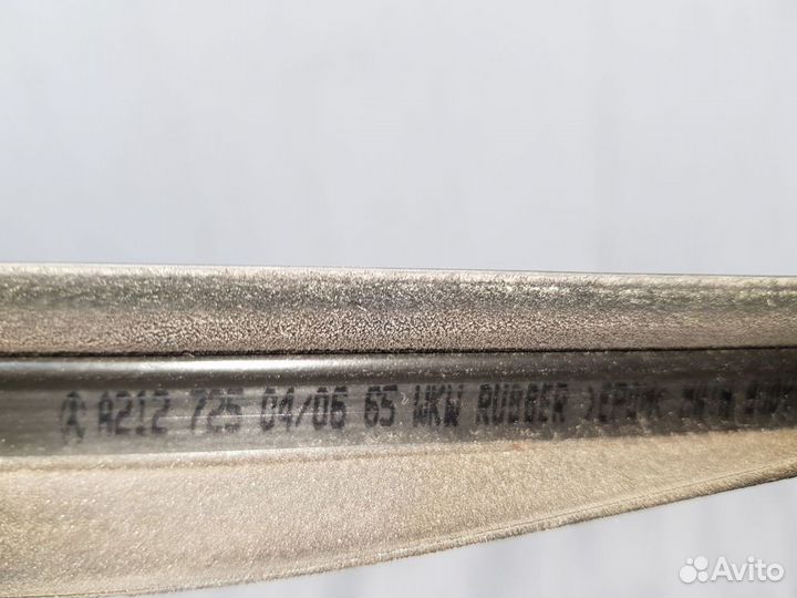 Молдинг стекла передней правой двери Mercedes E-kl