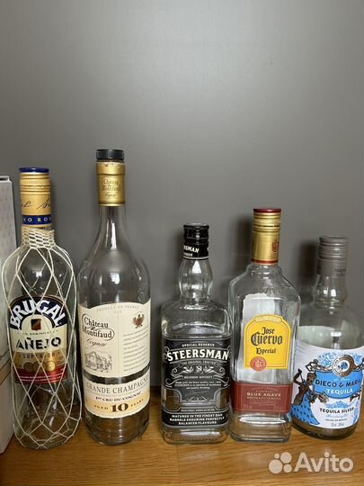 Пустые бутылки из под алкоголя