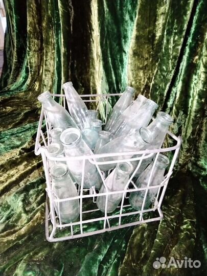 Ящик с молочными бутылками