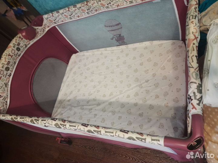 Детская кровать манеж и 3 комп-та постел-го белья