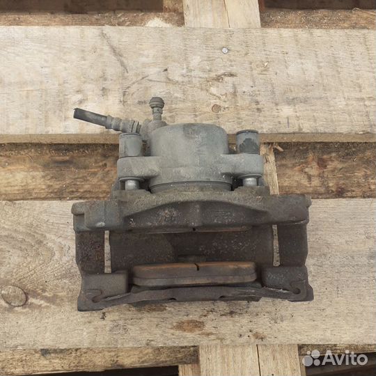 Тормозной суппорт передний левый volvo S80