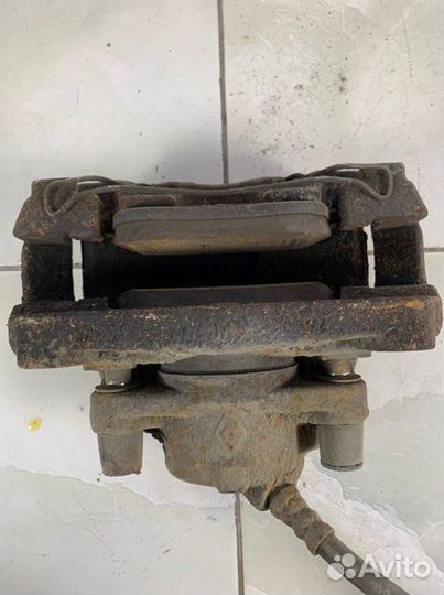 Суппорт передний левый Renault Fluence L30R