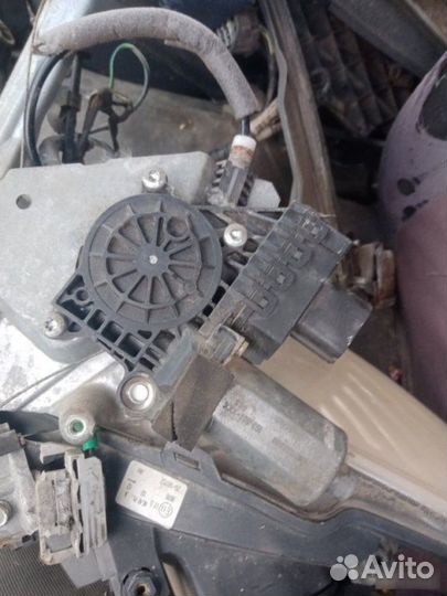 Моторчик стеклоподъемника передний правый Ford