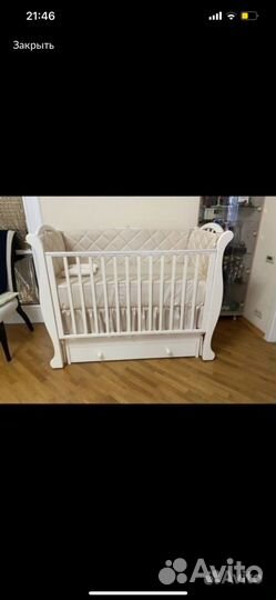 Детская кроватка с маятником белая