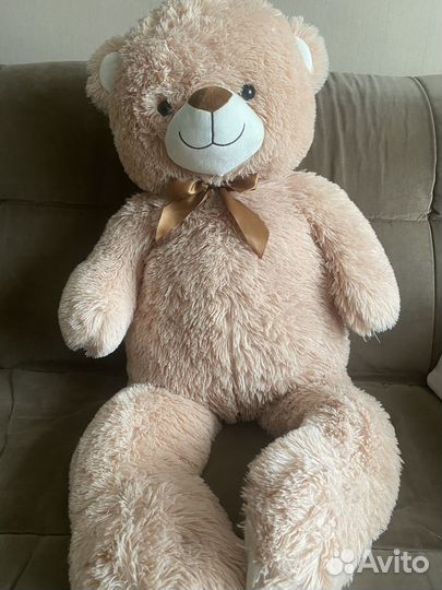 Большой плюшевый медведь