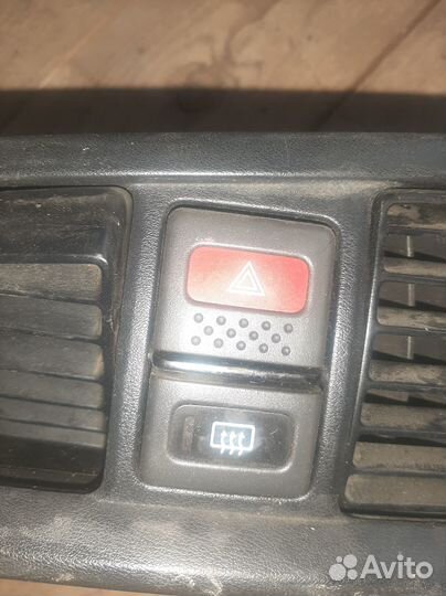 Кнопка аварийки,обогрева на Nissan Primera P 11