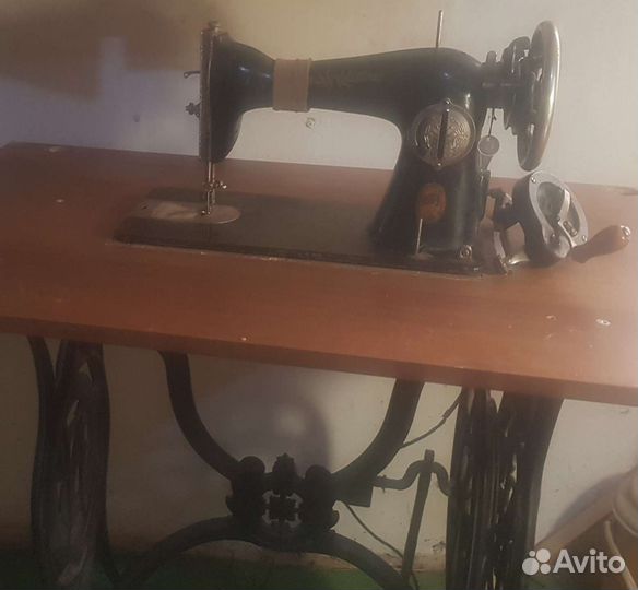 Швейная машинка на старинной немецкой станине