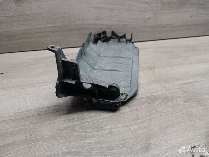 Кронштейн воздушного фильтра Mercedes С W203