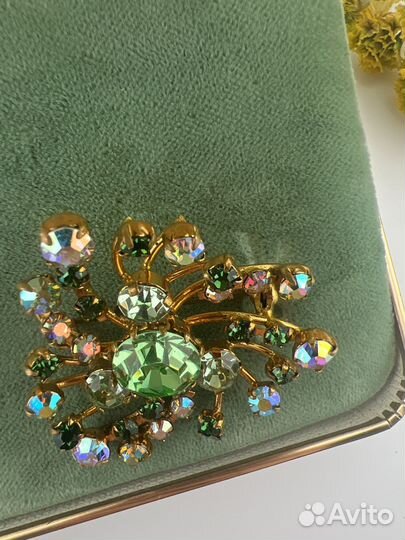 Брошь винтаж Austria изумруд урановое стекло